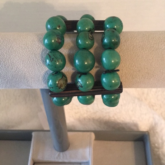 Three strand green bead bracelet w/ wood accents 7.5” - Picture 2 of 7